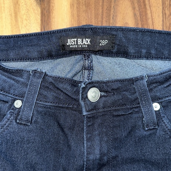 Just Black Cadence Distressed
Skinny Jeans Size 28 Petite - Picture 4 of 5